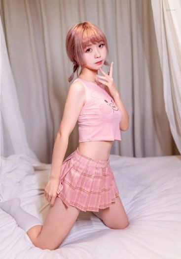 边亲边把手放衣服里发出声音