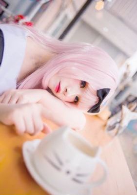 光影下的少女